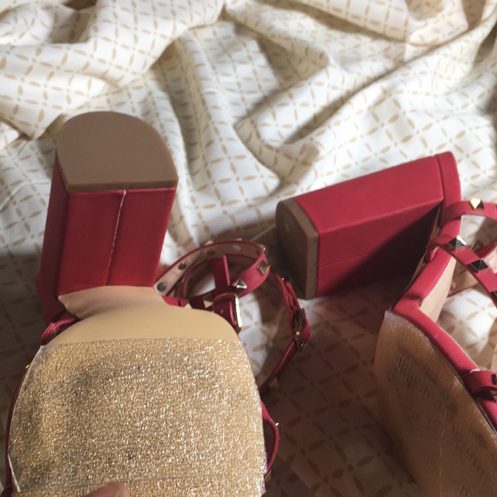 Red stud heel - Picture 7 of 7